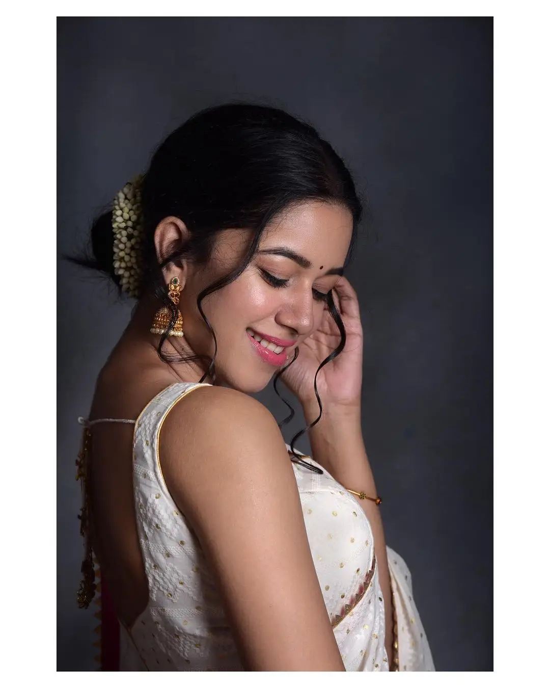 Indian Actress Mirnalini Ravi Images In White Saree